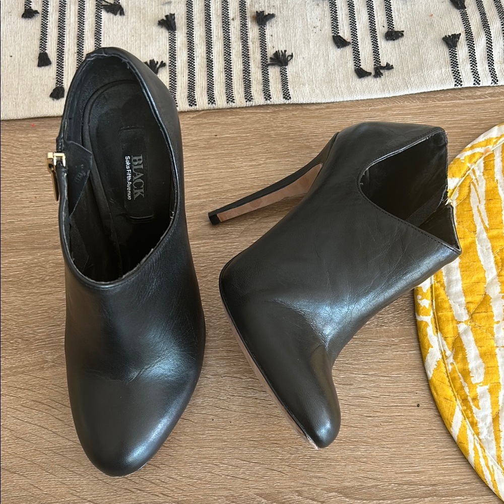 BLACK by SAKS FIFITH AVENUR LEATHER BRINDA Sam’s Ankle Booties